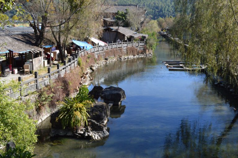 Tengchong in Yunnan – „Auf der Klippe auf dem Gipfel des Berges, mit Blick auf den Vulkan und das Wolkenmeer“