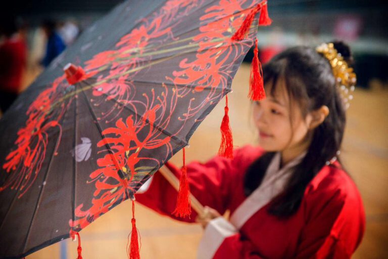 Der Regenschirm, eindeutig chinesisch, vor 1600 Jahren