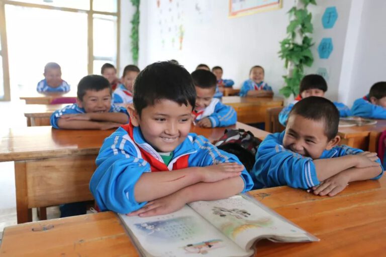 Verbreitung der nationalen allgemeinen Sprache beflügelt Schüler auf dem Lande in Xinjiang