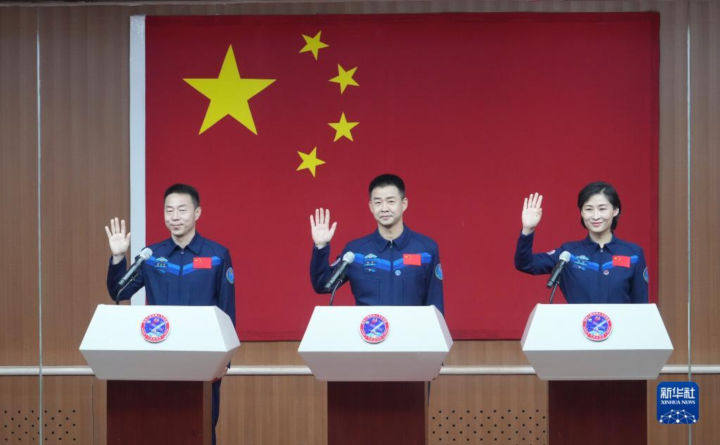 Astronauten der chinesischen Shenzhou-14-Raumfahrtmission treten vor die Presse