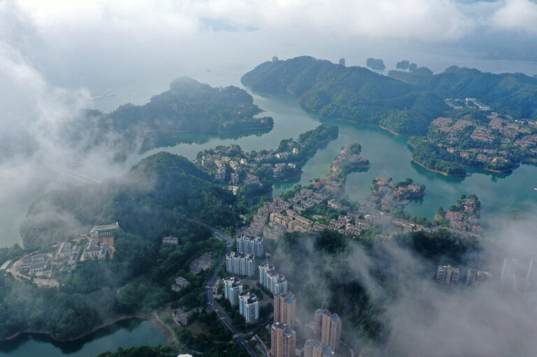 Idyllisches Landschaftsbild des Qiandao-Sees