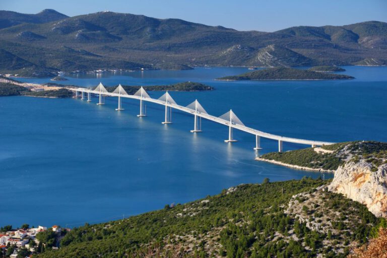 In Kroatien, einer „chinesischen“ Brücke über die Adria