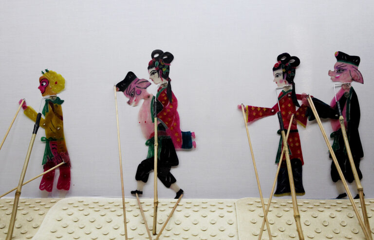 Shanxi: Volkskünstlerpaar stellt traditionelles Schattenspiel vor