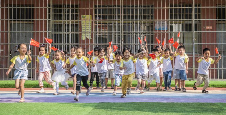 Fotos mit der Nationalflagge zum 73. Nationalfeiertag Chinas