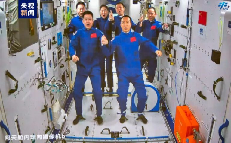 Chinas sechs Astronauten in zwei Missionen treffen sich historisch im All
