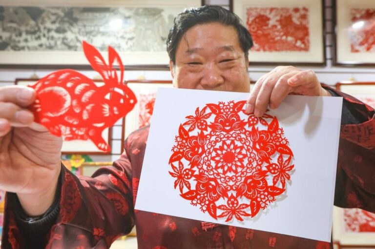 Künstler aus Nanjing begrüßt das Jahr des Hasen mit Scherenschnitten