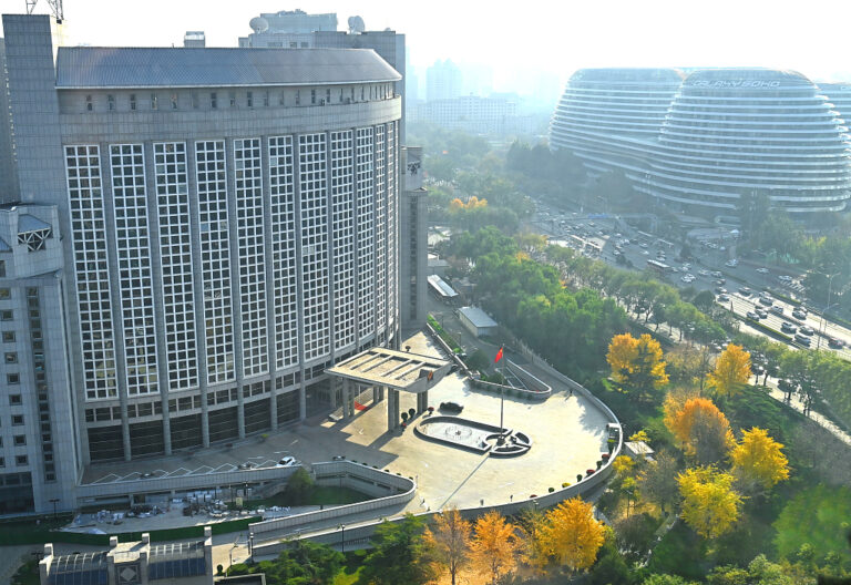 Chinas Außenministerium informiert über inoffizielles Treffen zwischen Wang Yi und Antony Blinken