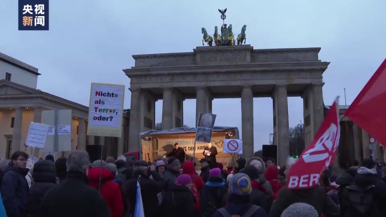 Demonstranten in Berlin fordern am Jahrestag des Beginns der Ukraine-Krise friedliche Konfliktlösung