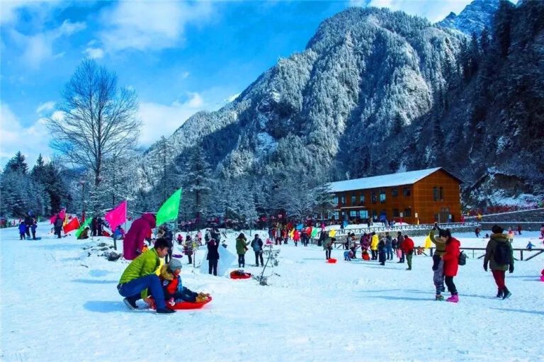 Landschaftszone Bipenggou mit Schnee bedeckt