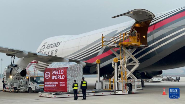 Chinas erster Frachtflughafen nimmt erste internationale Route auf