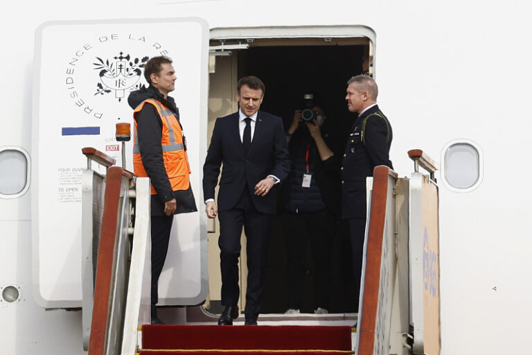 Frankreichs Präsident Emmanuel Macron in Beijing eingetroffen