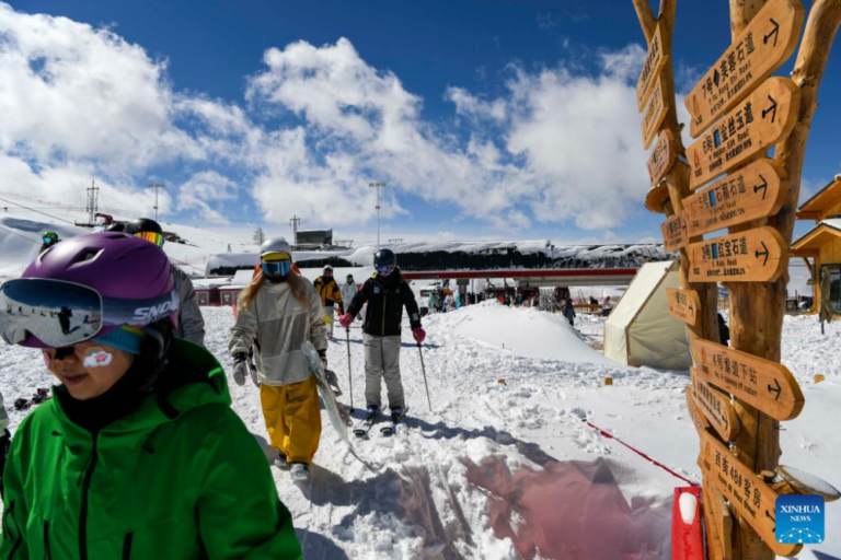 Xinjiang: Internationales Skigebiet in Koktokay zieht Schneeliebhaber aus der ganzen Welt an