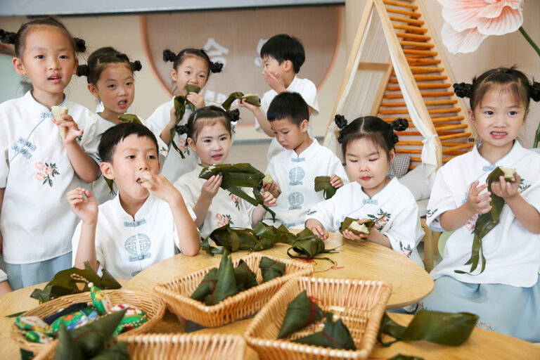 Jiangsu: Kinder lernen über Tradition zum Drachenbootfest