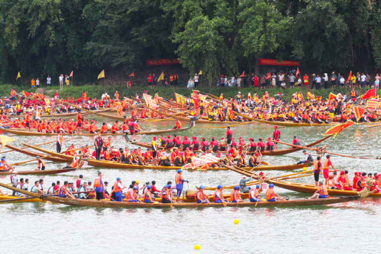 Yongzhou: Drachenboote fahren zur Begrüßung von Drachenbootfest