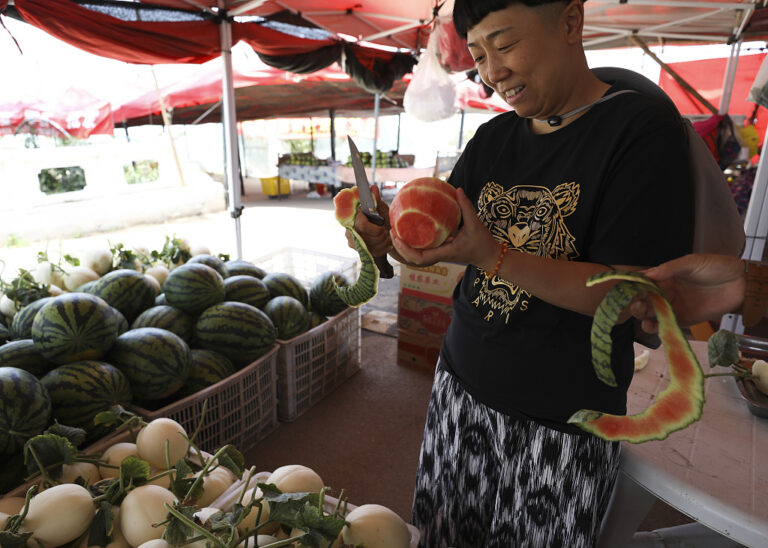 Riesige Wassermelone lockt Verbraucher in Beijing an