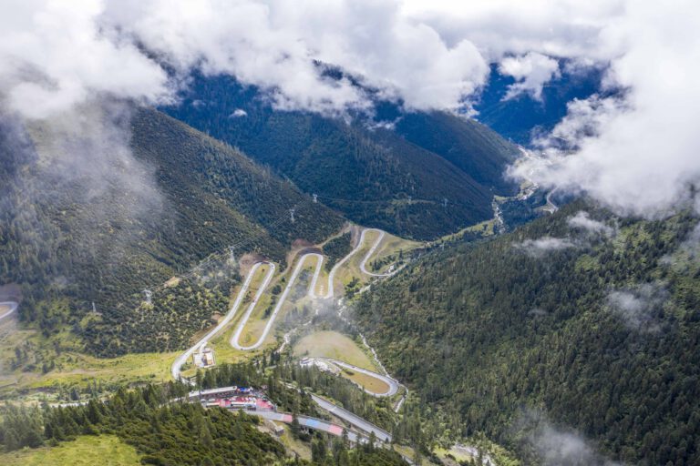 Schöne Landschaften entlang tibetischer Landstraßen