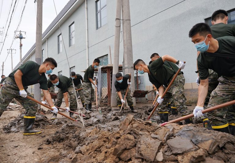 Nach starken Regenfällen in Beijing: Garnisonstruppen helfen bei Reinigungs- und Desinfektionsarbeiten