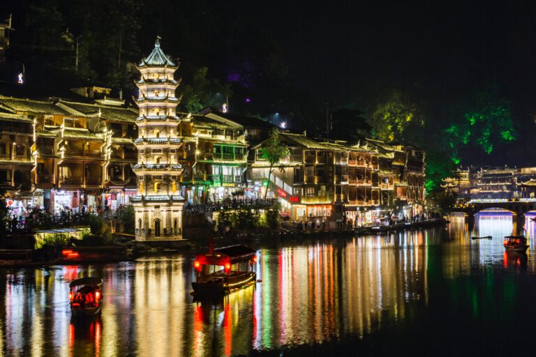 Nachtlandschaft in der antiken Stadt Fenghuang