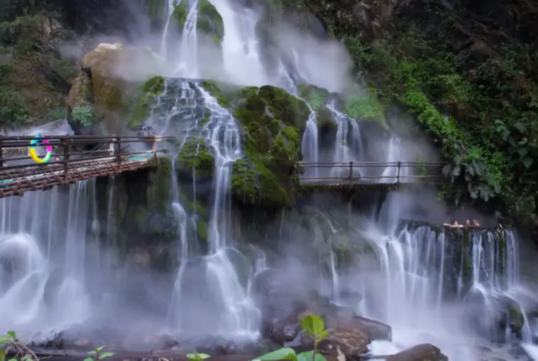 Der größte “heiße” Wasserfall Asiens?