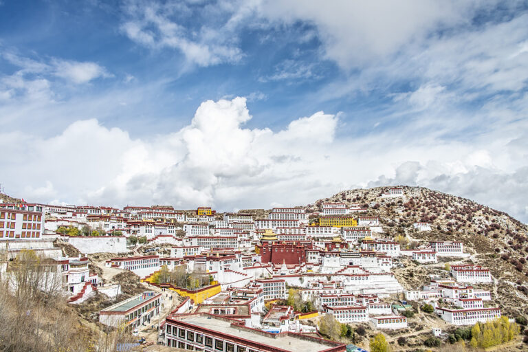 China veröffentlicht Weißbuch über Politik von KP Chinas für Verwaltung von Xizang (Tibet) in neuer Ära