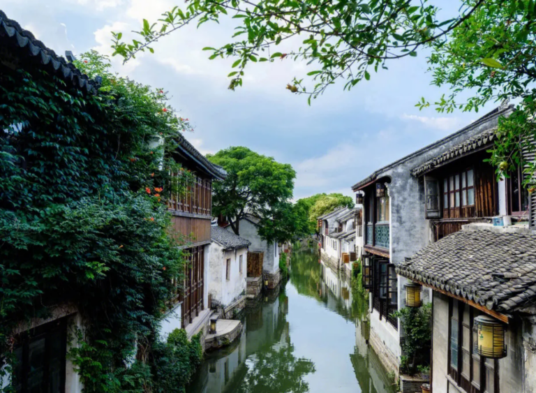 Bootsfahrten durch die antike Stadt Zhouzhuang