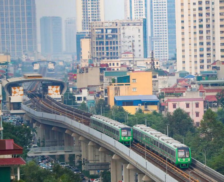 How exactly is the Sino-Vietnamese cross-border railroad upgraded and docked?