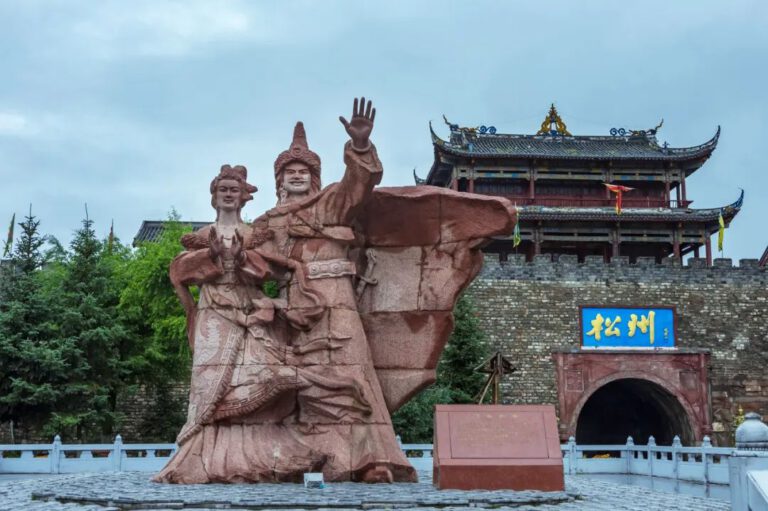 Tibetan Buddhism and Its Sinicization through History